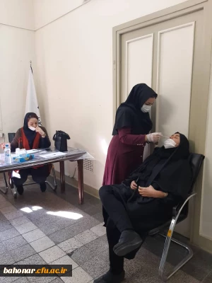 انجام تست کرونا از کارکنان مرکز به همت امور دانشجویی 
