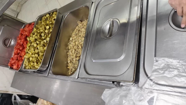 مبتنی بر مطالبه دانشجویان، از روز دوشنبه مورخ ۱۴۰۳/۱۲/۱۳ و دومین روز از ماه مبارک رمضان وعده افطار و شام به طور هم زمان از ساعت ۱۸ الی ۲۰ توزیع می شود.
 2