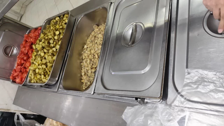 مبتنی بر مطالبه دانشجویان، از روز دوشنبه مورخ ۱۴۰۳/۱۲/۱۳ و دومین روز از ماه مبارک رمضان وعده افطار و شام به طور هم زمان از ساعت ۱۸ الی ۲۰ توزیع می شود.
 2