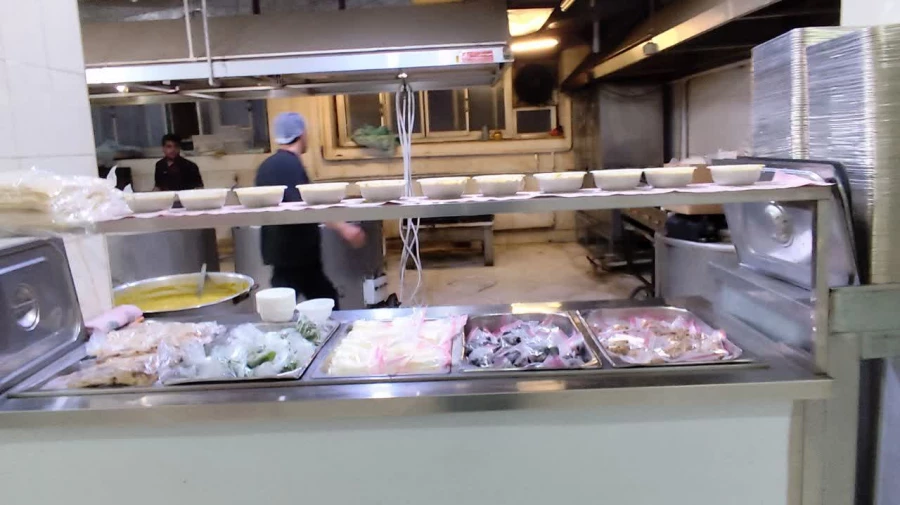 مبتنی بر مطالبه دانشجویان، از روز دوشنبه مورخ ۱۴۰۳/۱۲/۱۳ و دومین روز از ماه مبارک رمضان وعده افطار و شام به طور هم زمان از ساعت ۱۸ الی ۲۰ توزیع می شود.
 3