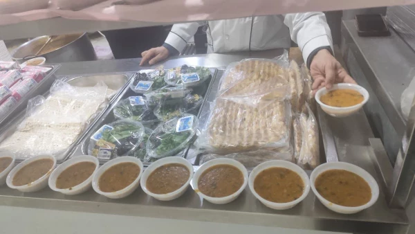 مبتنی بر مطالبه دانشجویان، از روز دوشنبه مورخ ۱۴۰۳/۱۲/۱۳ و دومین روز از ماه مبارک رمضان وعده افطار و شام به طور هم زمان از ساعت ۱۸ الی ۲۰ توزیع می شود.
 4