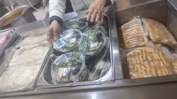 مبتنی بر مطالبه دانشجویان، از روز دوشنبه مورخ ۱۴۰۳/۱۲/۱۳ و دومین روز از ماه مبارک رمضان وعده افطار و شام به طور هم زمان از ساعت ۱۸ الی ۲۰ توزیع می شود.
 6