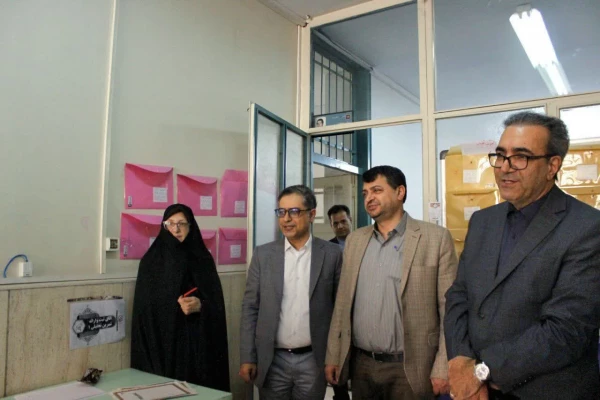 بازدید معاون دانشجویی دانشگاه فرهنگیان و رئیس دانشگاه هنرهای اسلامی استاد فرشچیان از آزمون عملی کنکور هنر در مرکز شهید باهنر 6