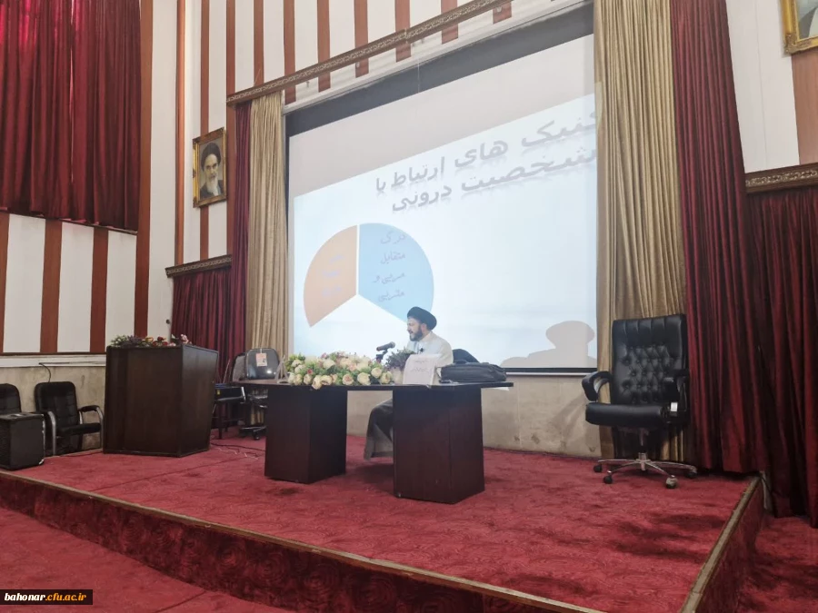  نشست «یک جرعه معرفت مهدوی» با تکیه بر جایگاه مهدویت در هندسه دین در مرکز شهید باهنر برگزار شد. 2