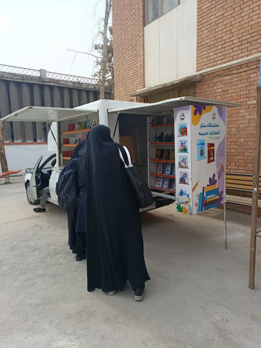 برگزاری نمایشگاه کتاب به مناسبت هفته کتاب و کتابخوانی 4