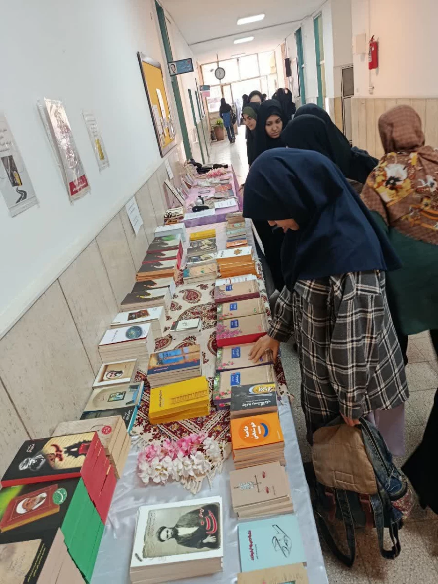 برگزاری نمایشگاه کتاب به مناسبت هفته کتاب و کتابخوانی 5